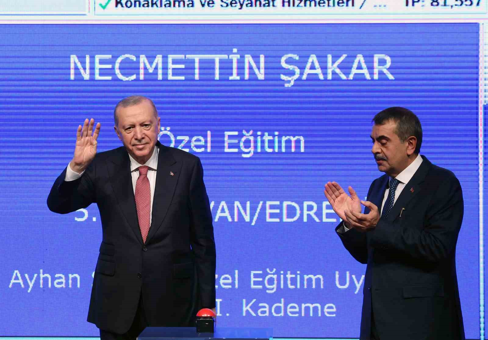 cumhurbaskani erdogan buyurken cocuklarimiza ve genclerimize bizim yasadigimiz dunyayi empoze ederek bir yere varamayiz Fe4h7ytS