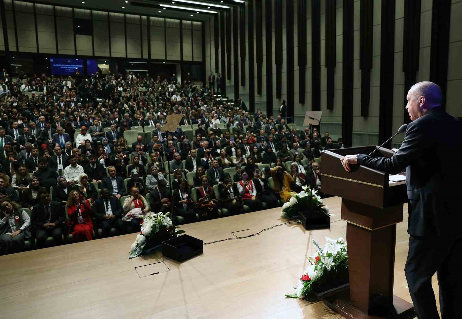 cumhurbaskani erdogan buyurken cocuklarimiza ve genclerimize bizim yasadigimiz dunyayi empoze ederek bir yere varamayiz faQhMYaN