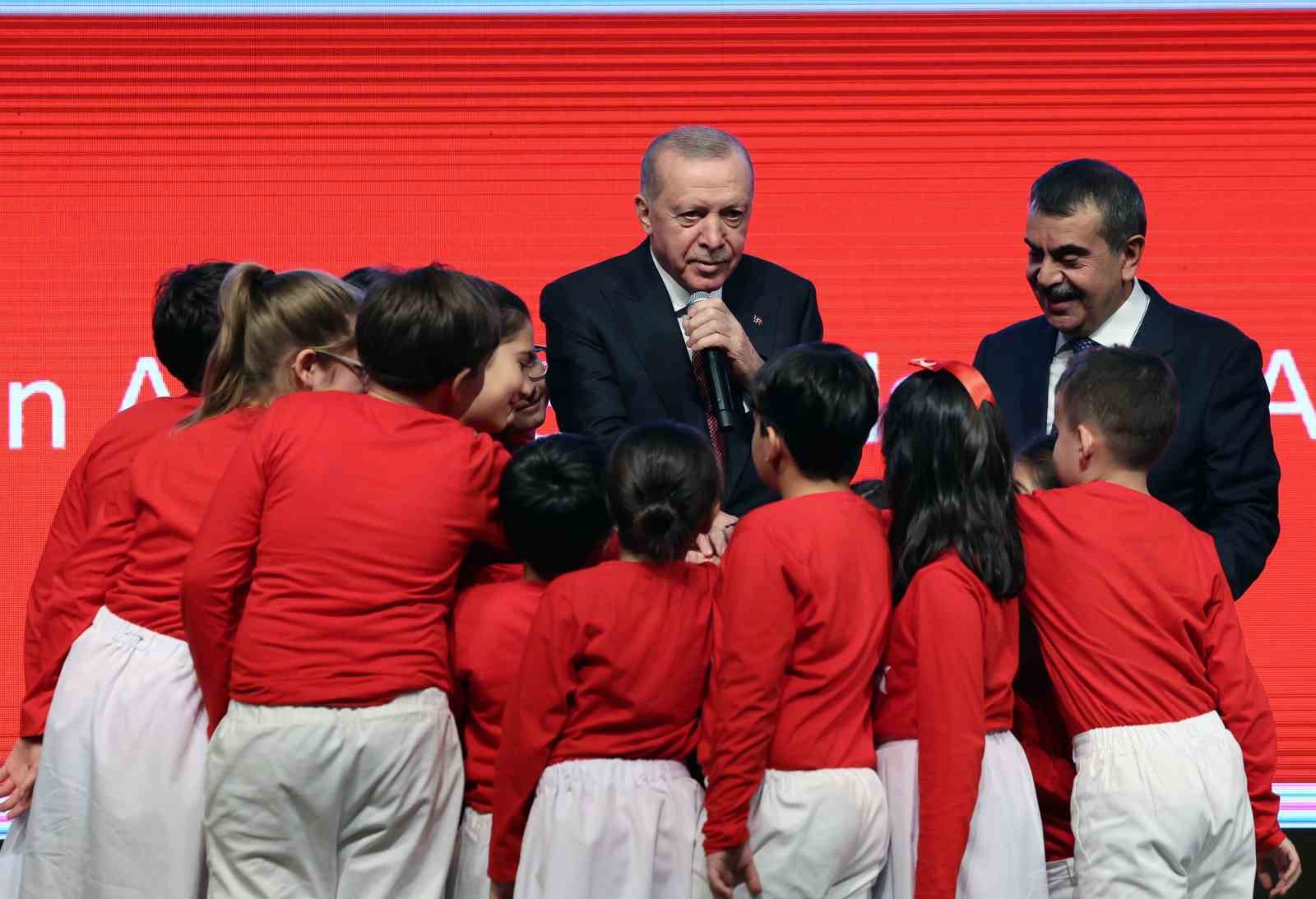 cumhurbaskani erdogan buyurken cocuklarimiza ve genclerimize bizim yasadigimiz dunyayi empoze ederek bir yere varamayiz w4BSH9zu