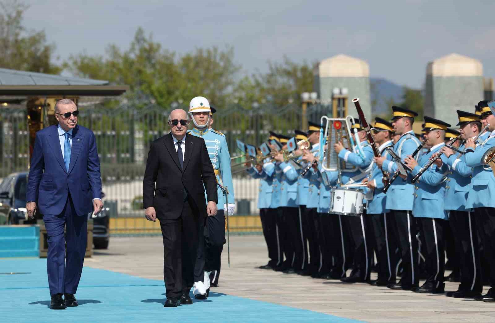 cumhurbaskani erdogan cezayir cumhurbaskani tebbunu torenle karsiladi 2 VM394DdO