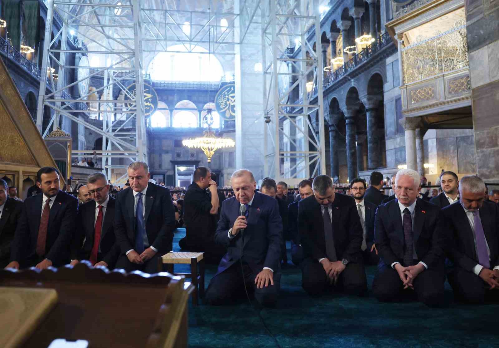 cumhurbaskani erdogan cuma namazini ayasofya camiinde kildi kuran i kerim okudu 0 BQ9TQ7Pn