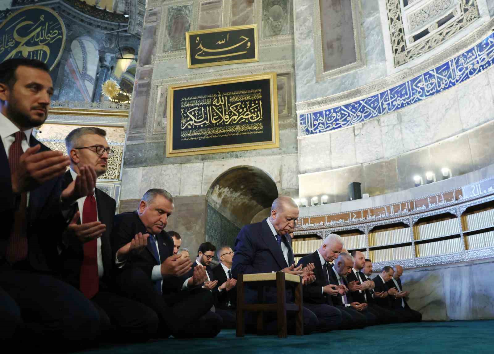 cumhurbaskani erdogan cuma namazini ayasofya camiinde kildi kuran i kerim okudu 1 jyrsKacB