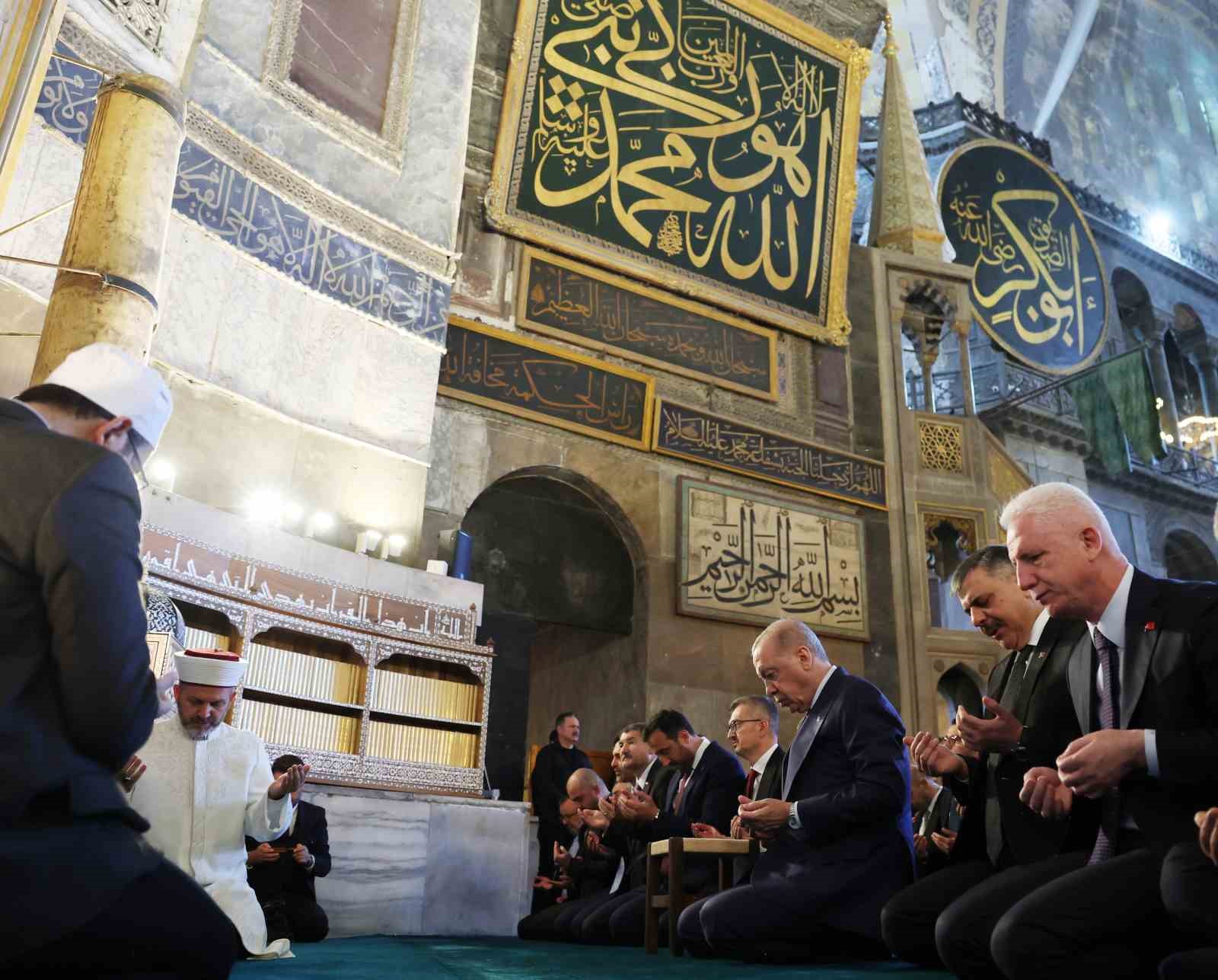 cumhurbaskani erdogan cuma namazini ayasofya camiinde kildi kuran i kerim okudu 2