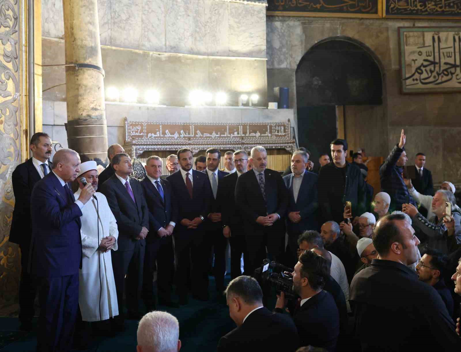 cumhurbaskani erdogan cuma namazini ayasofya camiinde kildi kuran i kerim okudu 3 e7FQlEPh