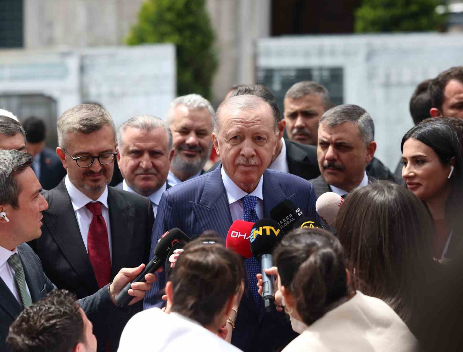 cumhurbaskani erdogan cuma namazini ayasofya camiinde kildi kuran i kerim okudu 4 gqBtLC5L