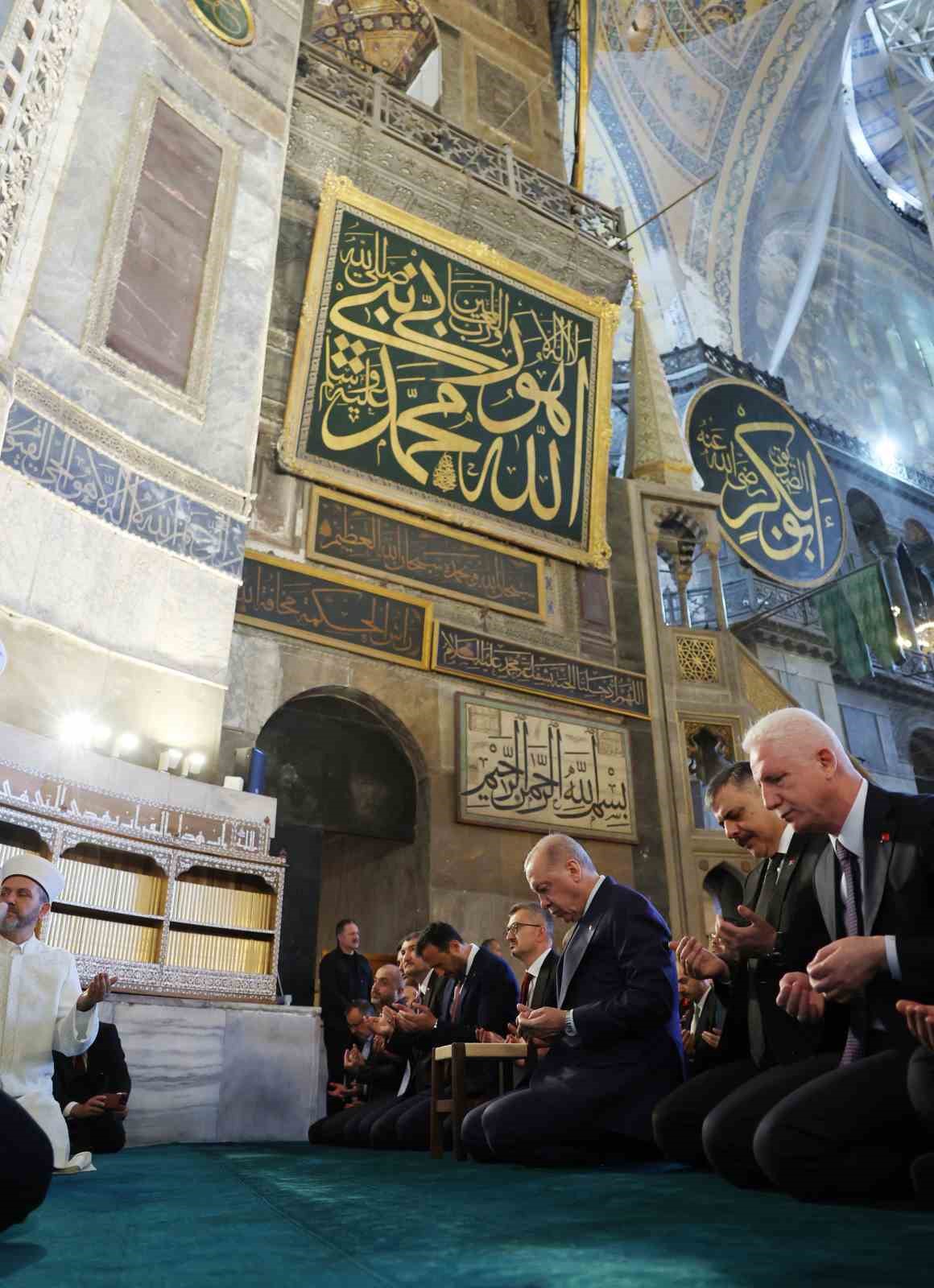 cumhurbaskani erdogan cuma namazini ayasofya camiinde kildi kuran i kerim okudu 5 F8SkFUOX