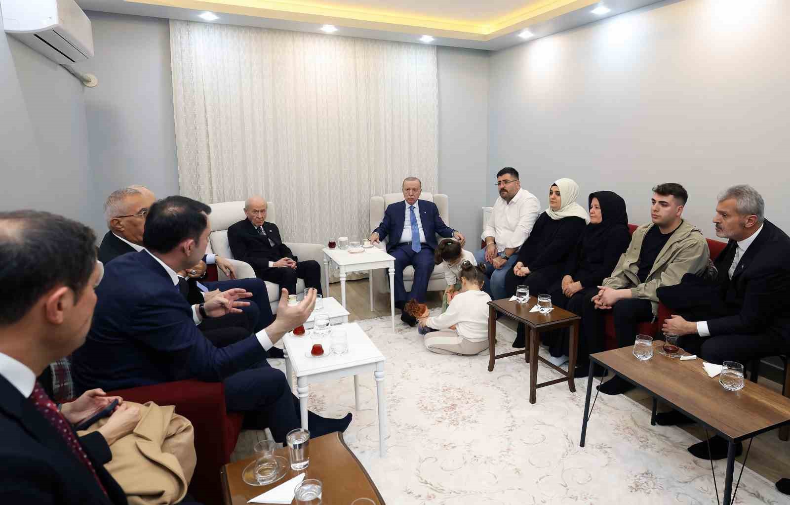 cumhurbaskani erdogan depremzede aileyi yeni yuvasinda ziyaret etti 0 ZgEfvgUM
