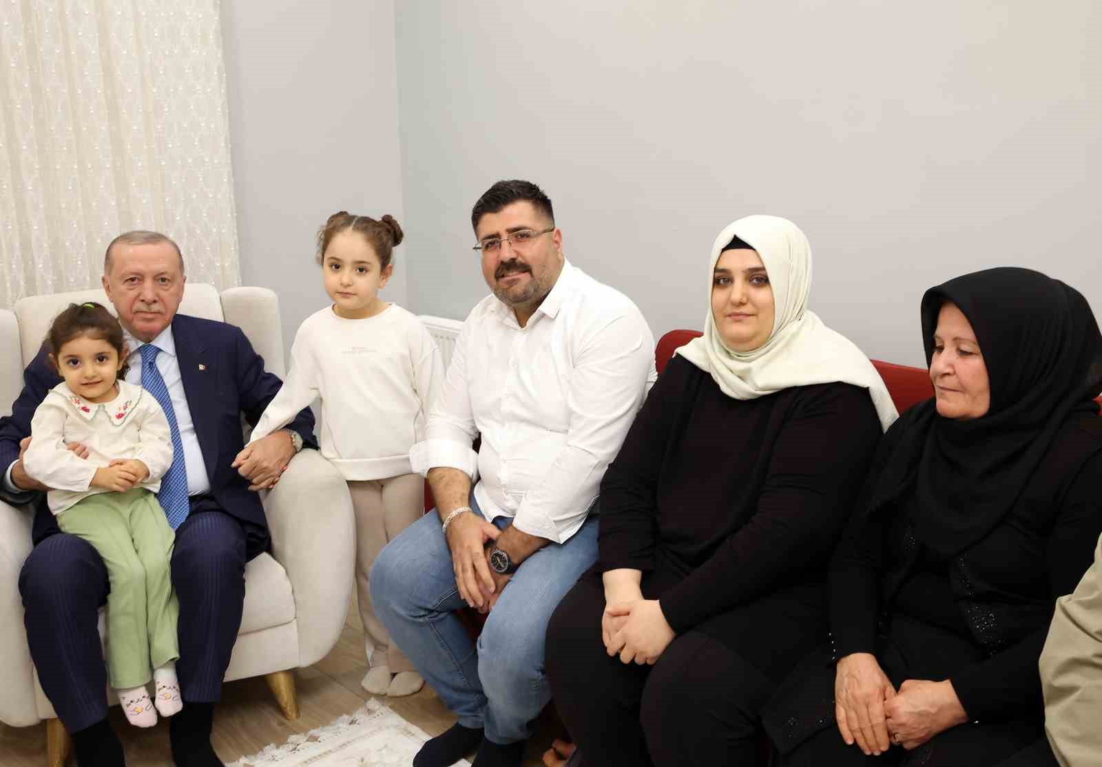 cumhurbaskani erdogan depremzede aileyi yeni yuvasinda ziyaret etti 1 YTVTFKrn