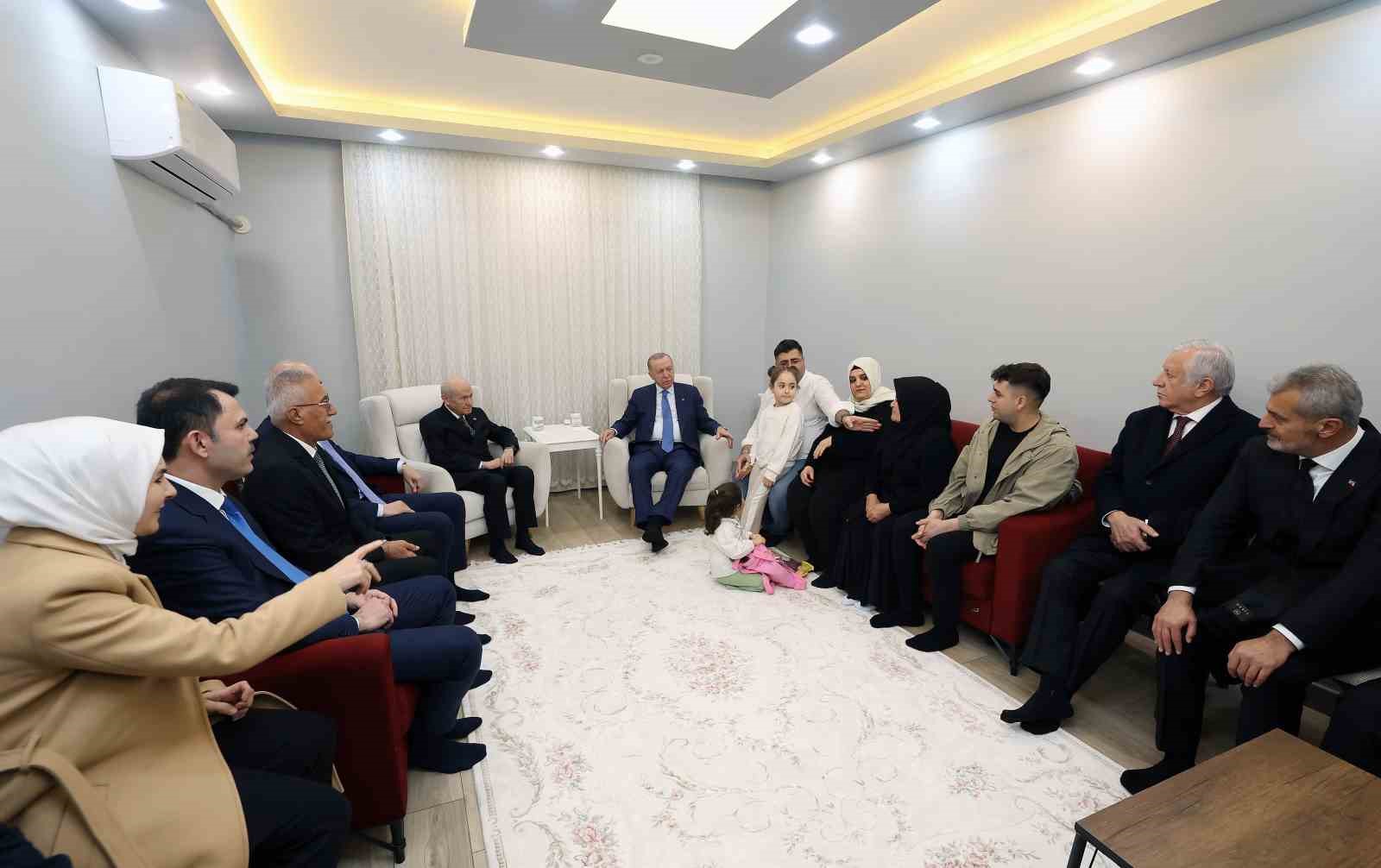 cumhurbaskani erdogan depremzede aileyi yeni yuvasinda ziyaret etti 4