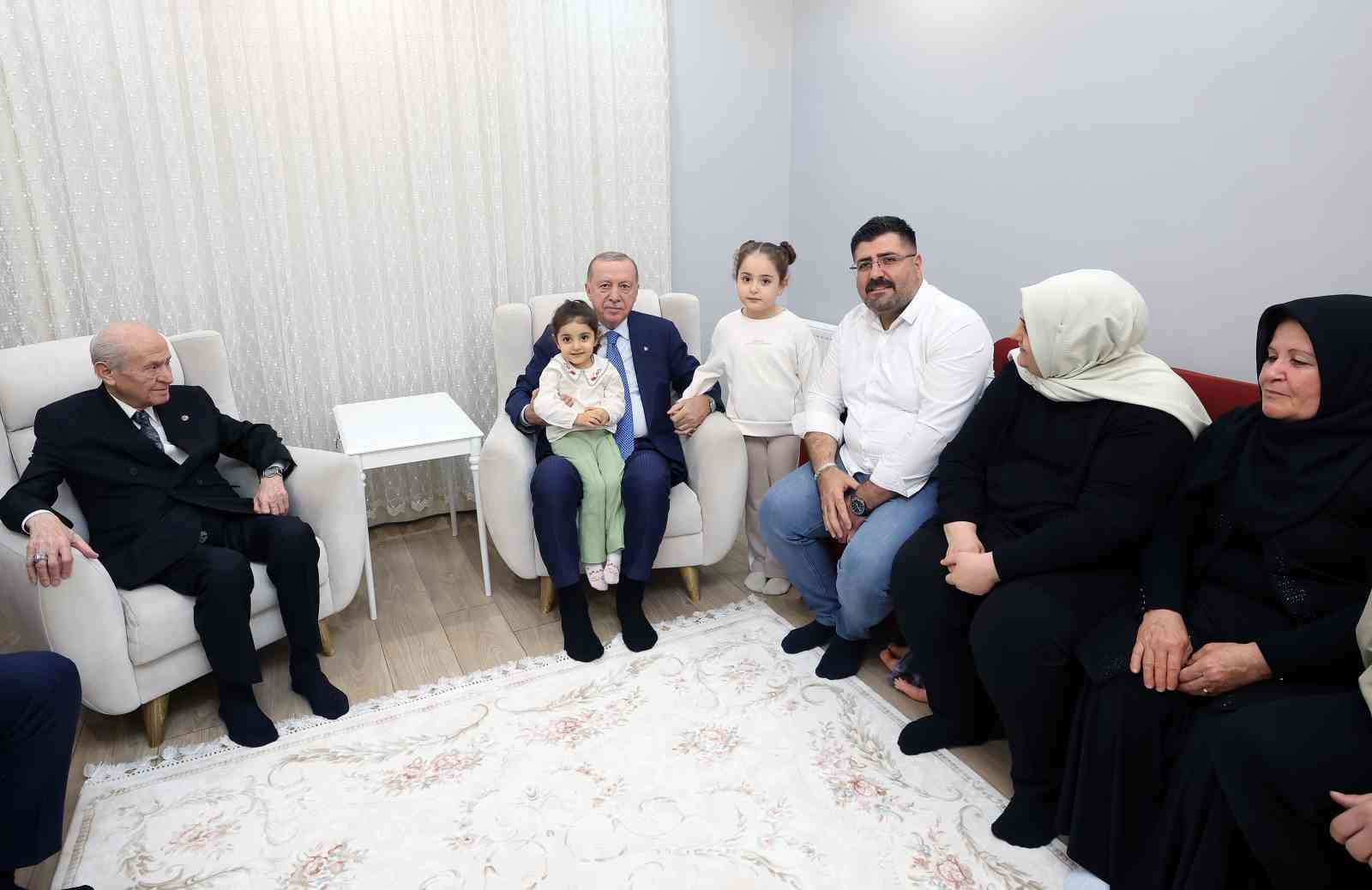 cumhurbaskani erdogan depremzede aileyi yeni yuvasinda ziyaret etti 5 32vbhGyM