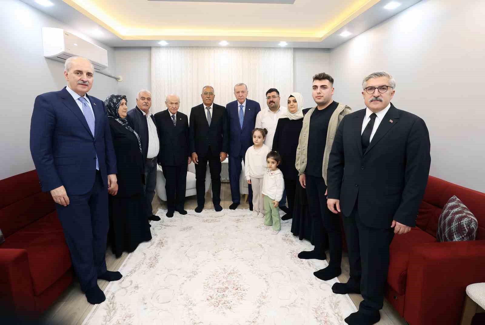 cumhurbaskani erdogan depremzede aileyi yeni yuvasinda ziyaret etti 6 McwnUTar