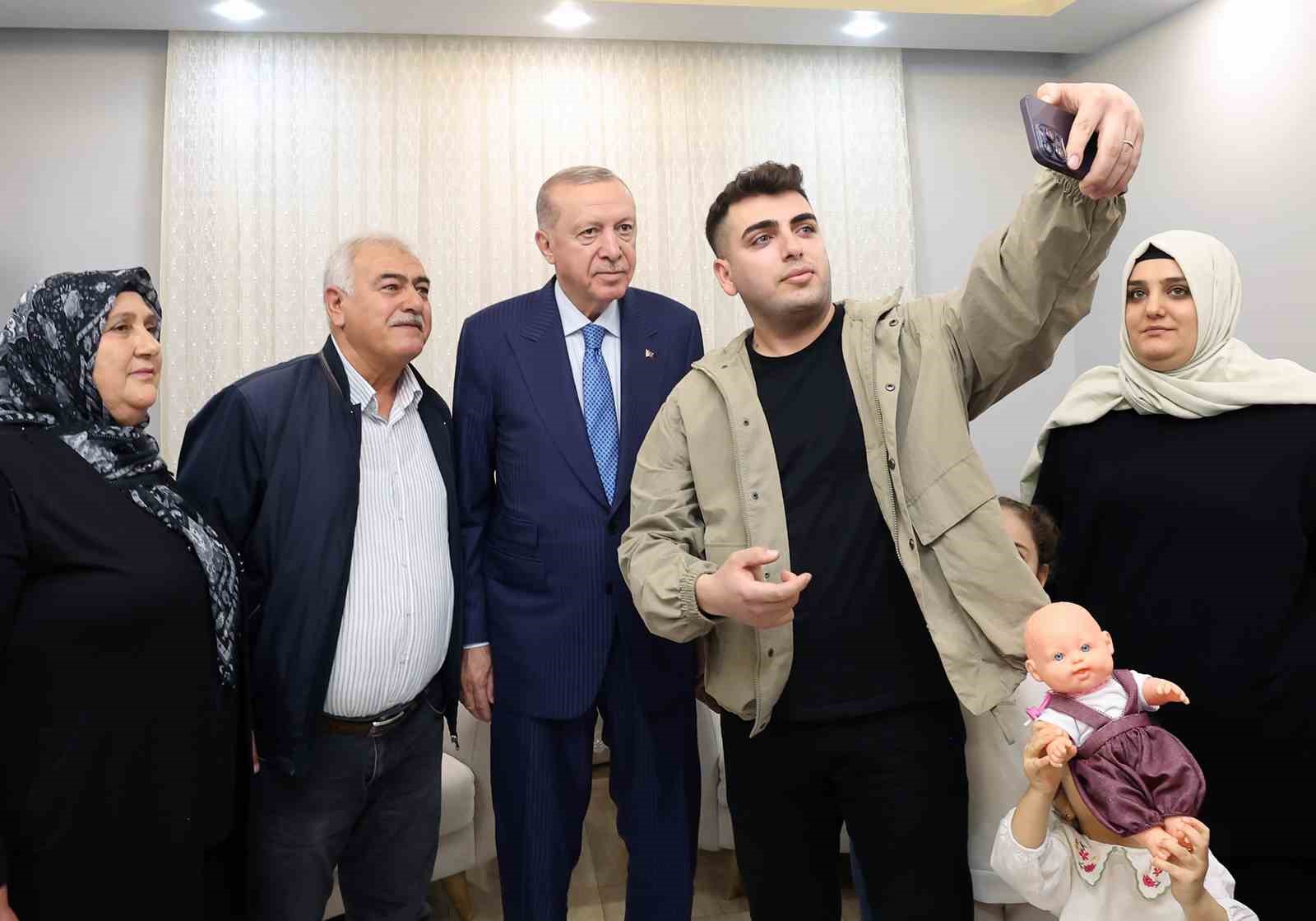 cumhurbaskani erdogan depremzede aileyi yeni yuvasinda ziyaret etti 7 qOCRZYa4