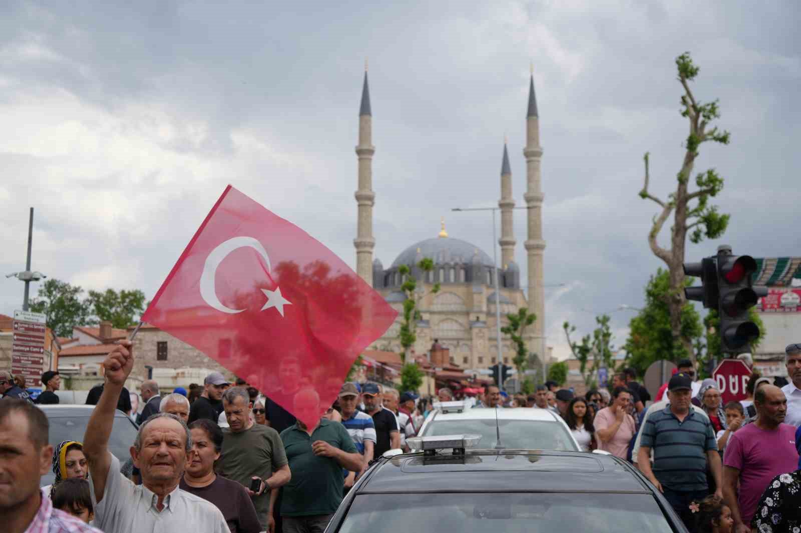 Cumhurbaşkanı Erdoğan Edirne’de karanfillerle karşılandı 6 cumhurbaskani erdogan edirnede karanfillerle karsilandi 2 lJWjhIeT