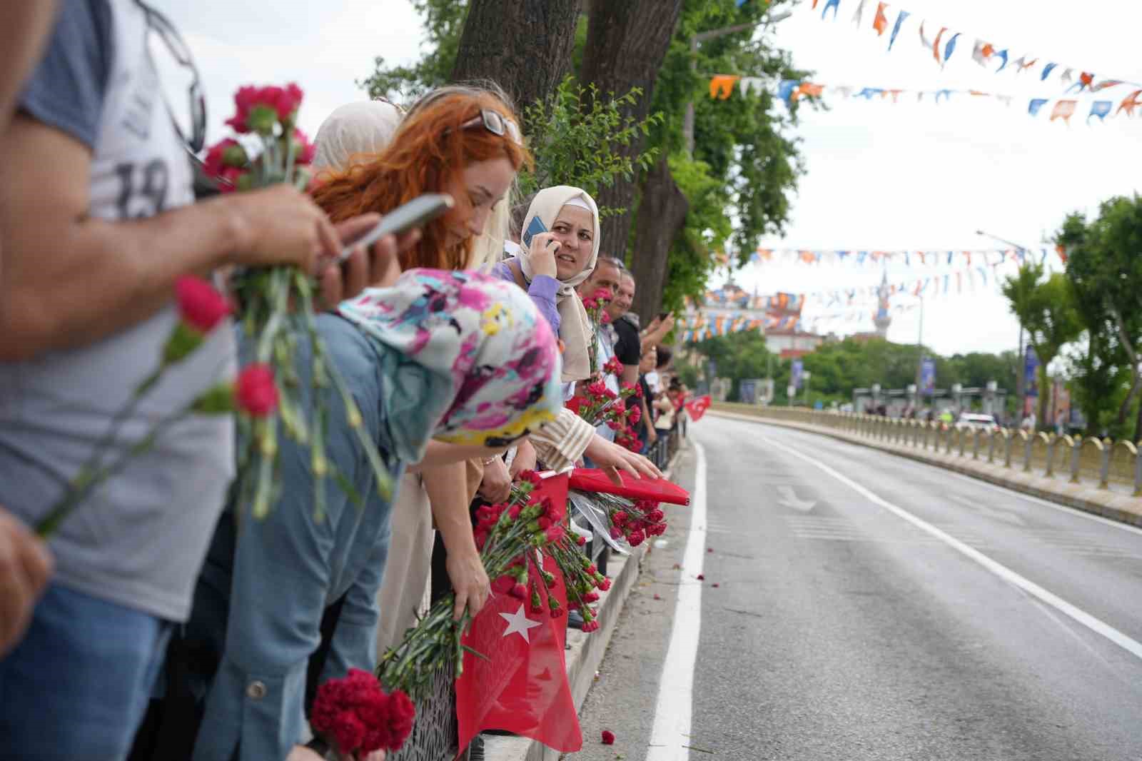 Cumhurbaşkanı Erdoğan Edirne’de karanfillerle karşılandı 7 cumhurbaskani erdogan edirnede karanfillerle karsilandi 3 kMPv5t1k