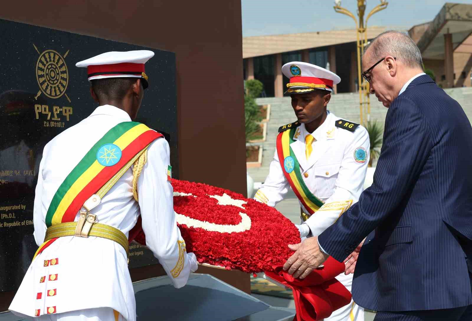 cumhurbaskani erdogan etiyopyada adva zafer anitina celenk koydu 2 t1AsjLqy