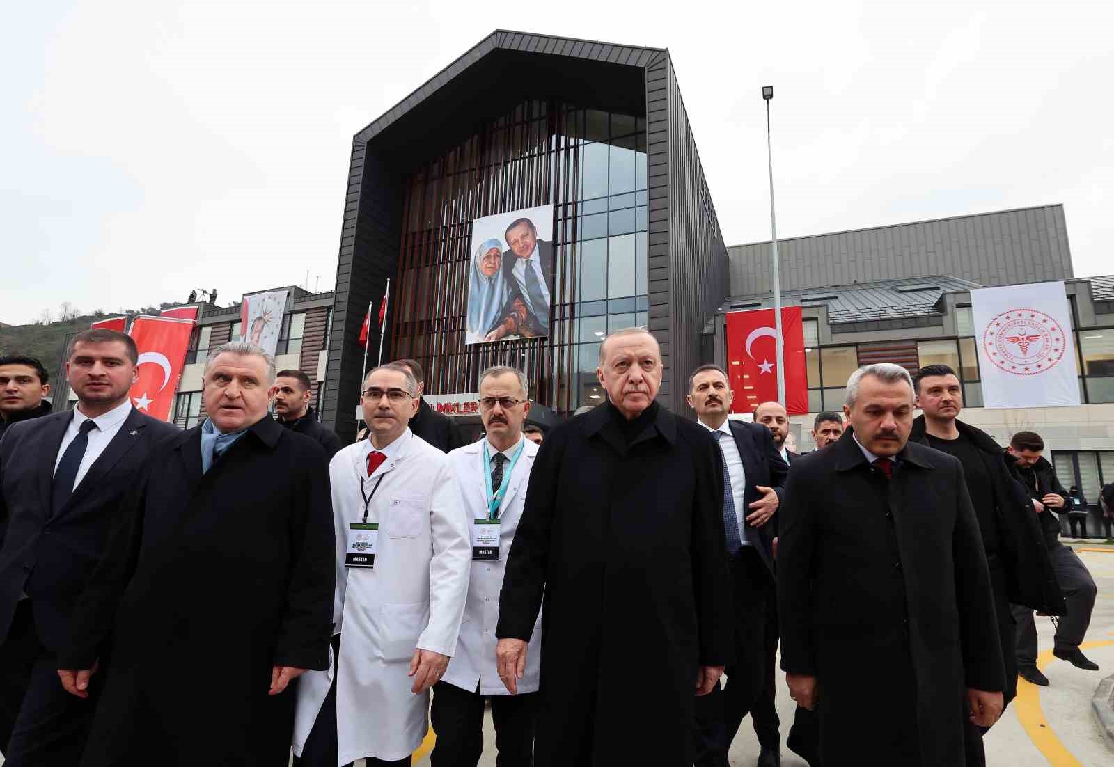 cumhurbaskani erdogan etrafimizda fuzeler ucusuyor ama ana muhalefetin umurunda bile degil 21 9XkCDA9n