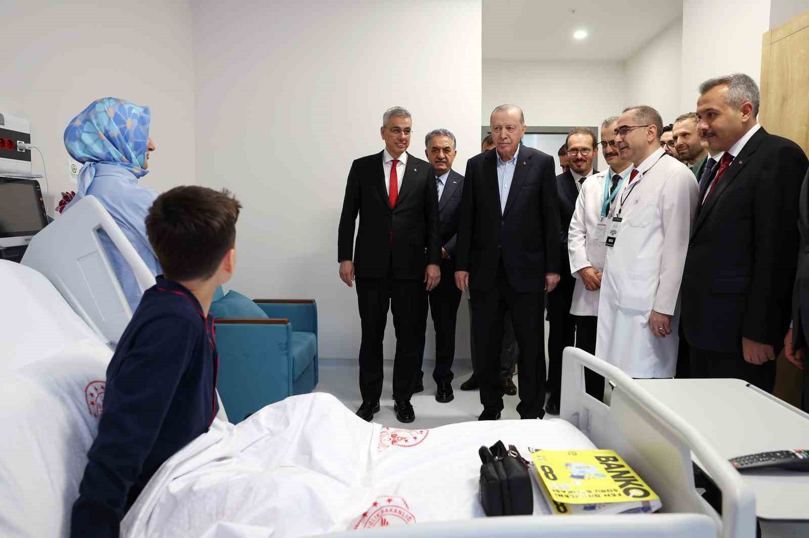 cumhurbaskani erdogan etrafimizda fuzeler ucusuyor ama ana muhalefetin umurunda bile degil 26 QTsmVGgk