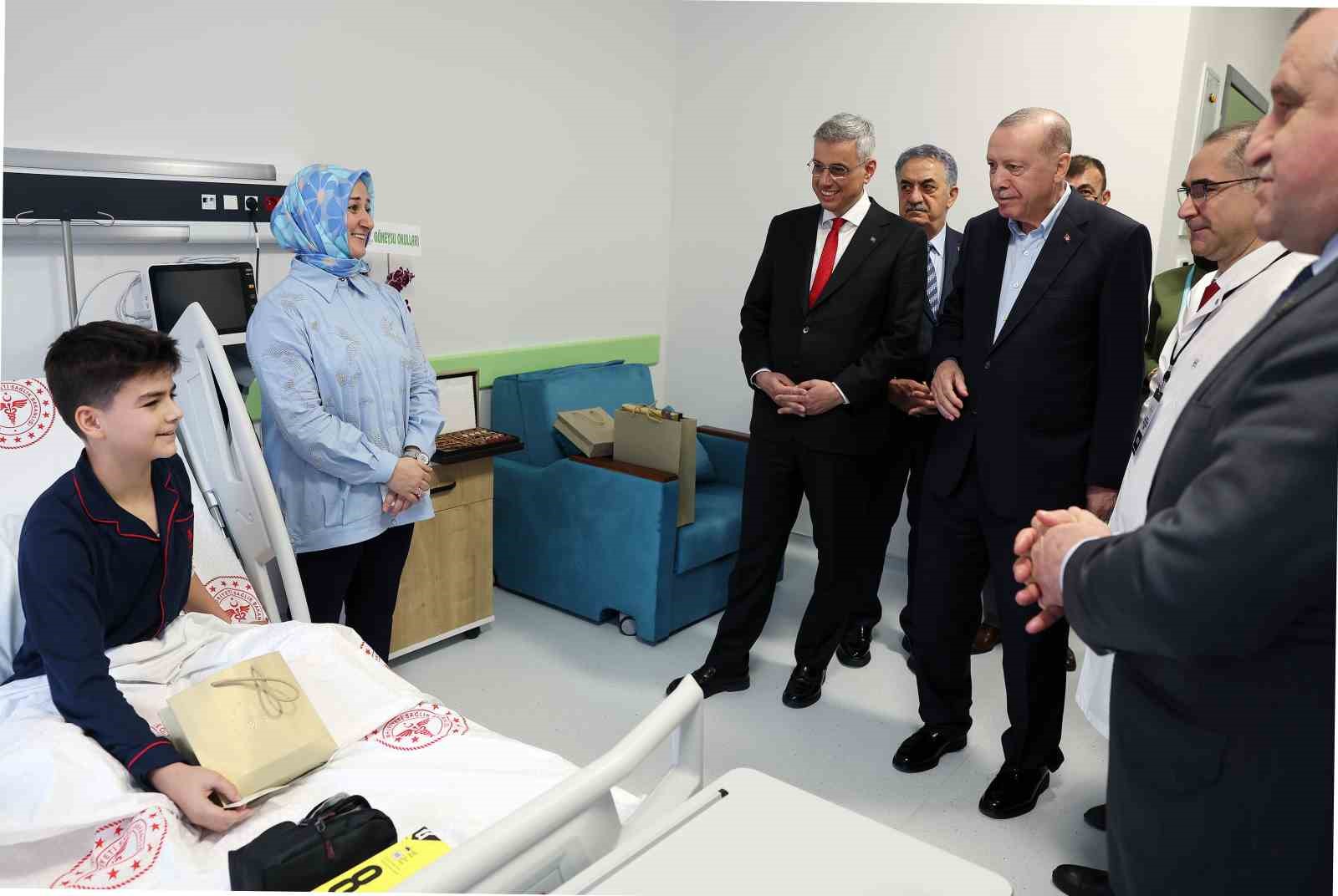 cumhurbaskani erdogan etrafimizda fuzeler ucusuyor ama ana muhalefetin umurunda bile degil 27 EJNXzJCp