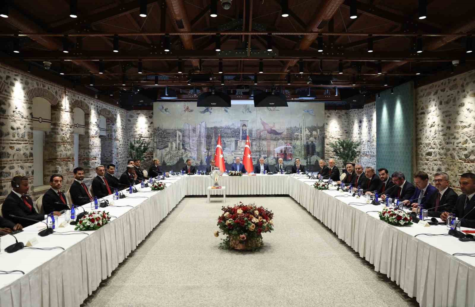 cumhurbaskani erdogan galatasaray futbol takimi oyuncularini ve teknik heyetini kabul etti 1 aq9GeUu9