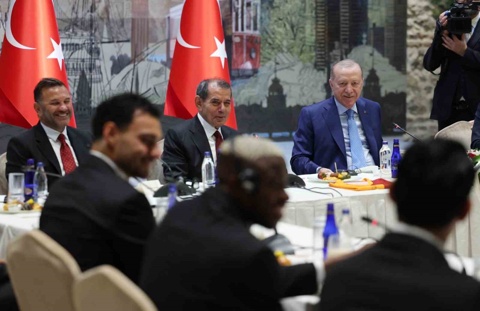 cumhurbaskani erdogan galatasaray futbol takimi oyuncularini ve teknik heyetini kabul etti 2 IzVEauaP