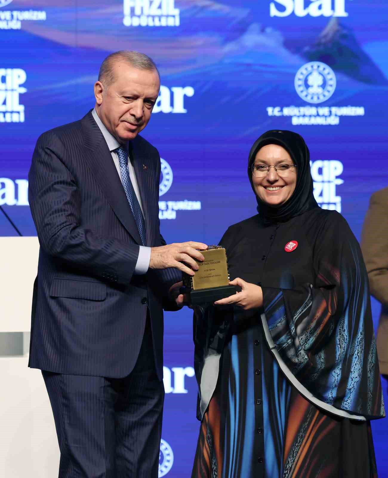 cumhurbaskani erdogan gazzeye konteyner gonderelim diyoruz ancak netanyahu denilen bu zalim bu cagrilara asla IXSnkv3P