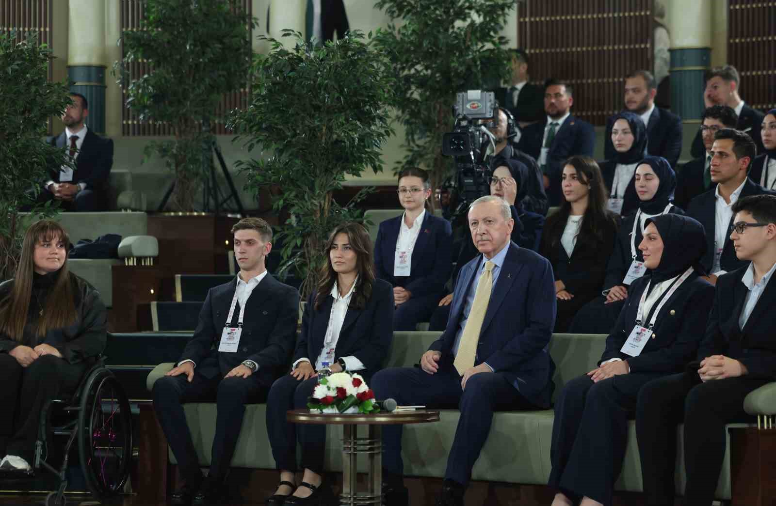 cumhurbaskani erdogan gencler ve milli sporcularla bir araya geldi 11 N8iv8i4g