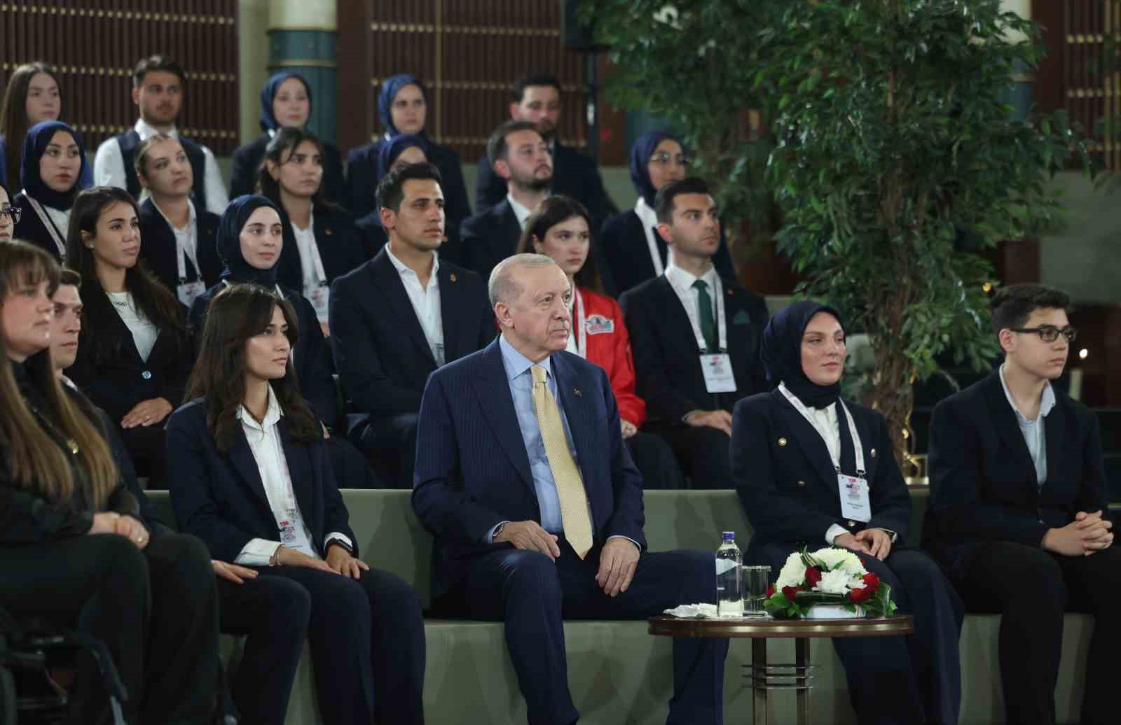 cumhurbaskani erdogan gencler ve milli sporcularla bir araya geldi 12 EhhSQ3Nb