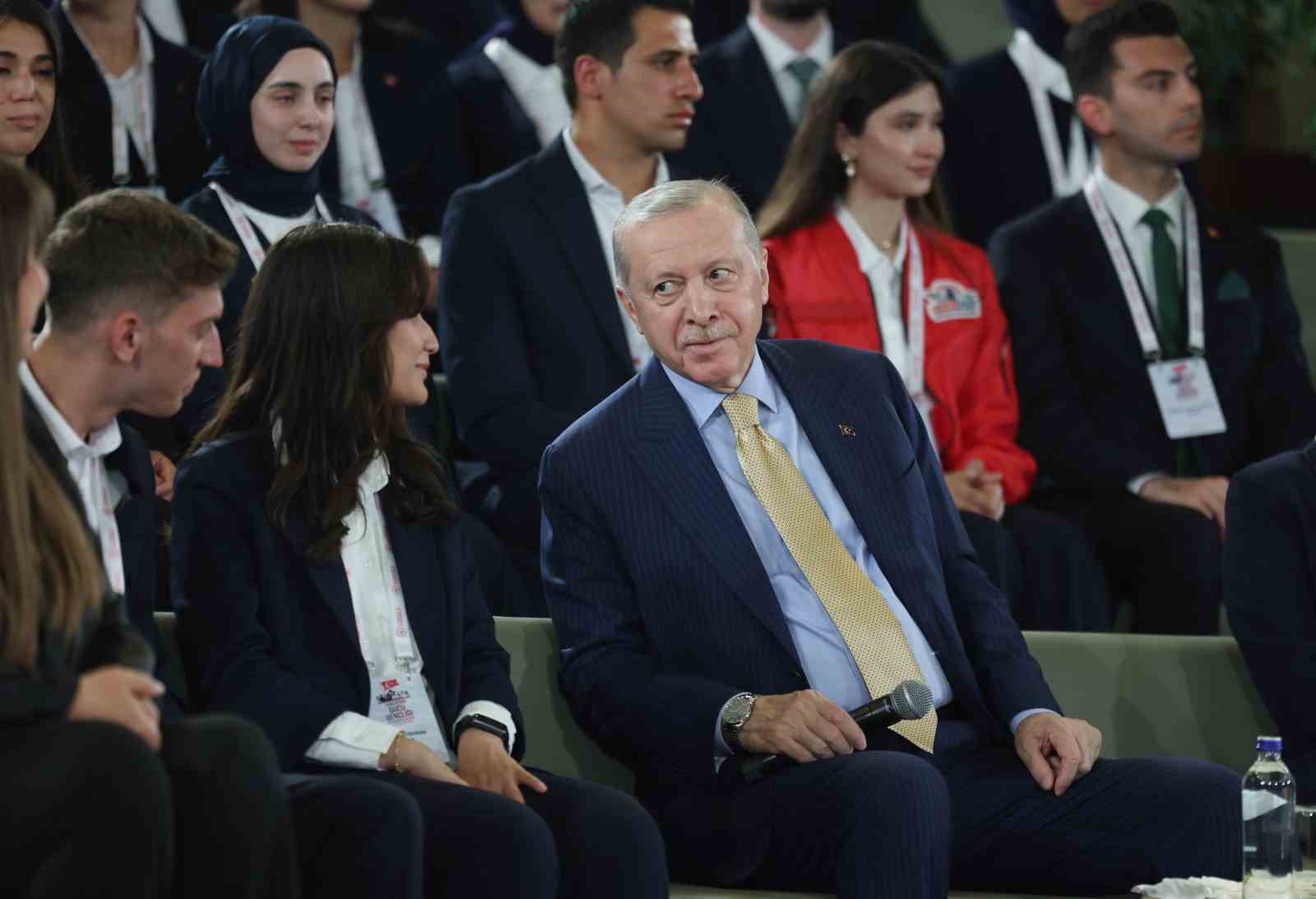 cumhurbaskani erdogan gencler ve milli sporcularla bir araya geldi 14 4Uvscp5L