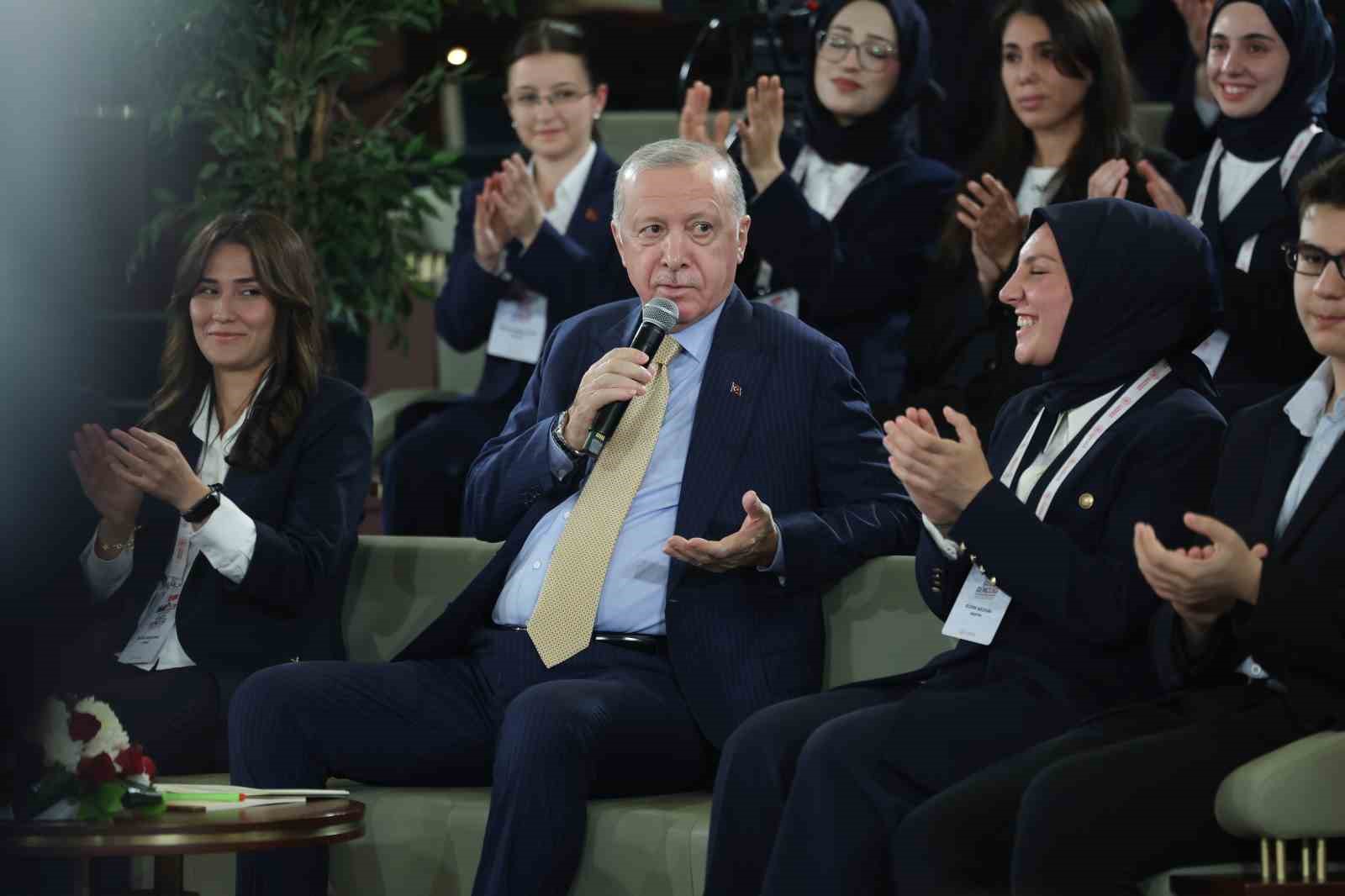 cumhurbaskani erdogan gencler ve milli sporcularla bir araya geldi 15 ZRJgS3Pq