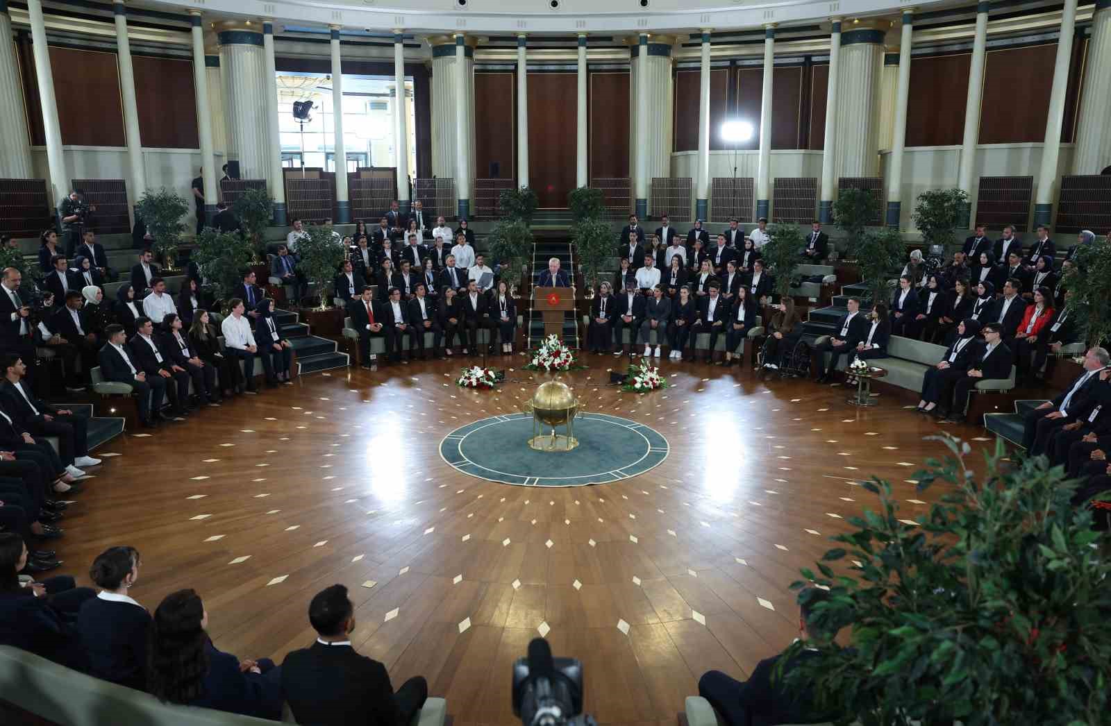 cumhurbaskani erdogan gencler ve milli sporcularla bir araya geldi 2 CV1BUeX6