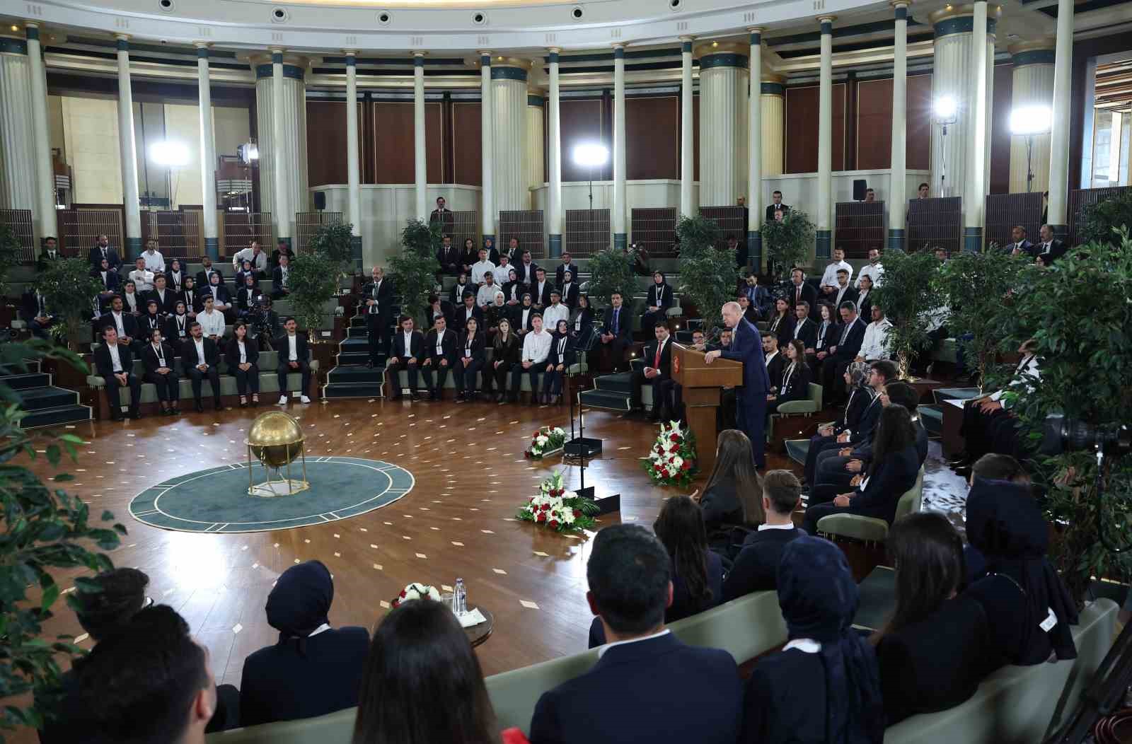 cumhurbaskani erdogan gencler ve milli sporcularla bir araya geldi 3 TCrnr8Kq