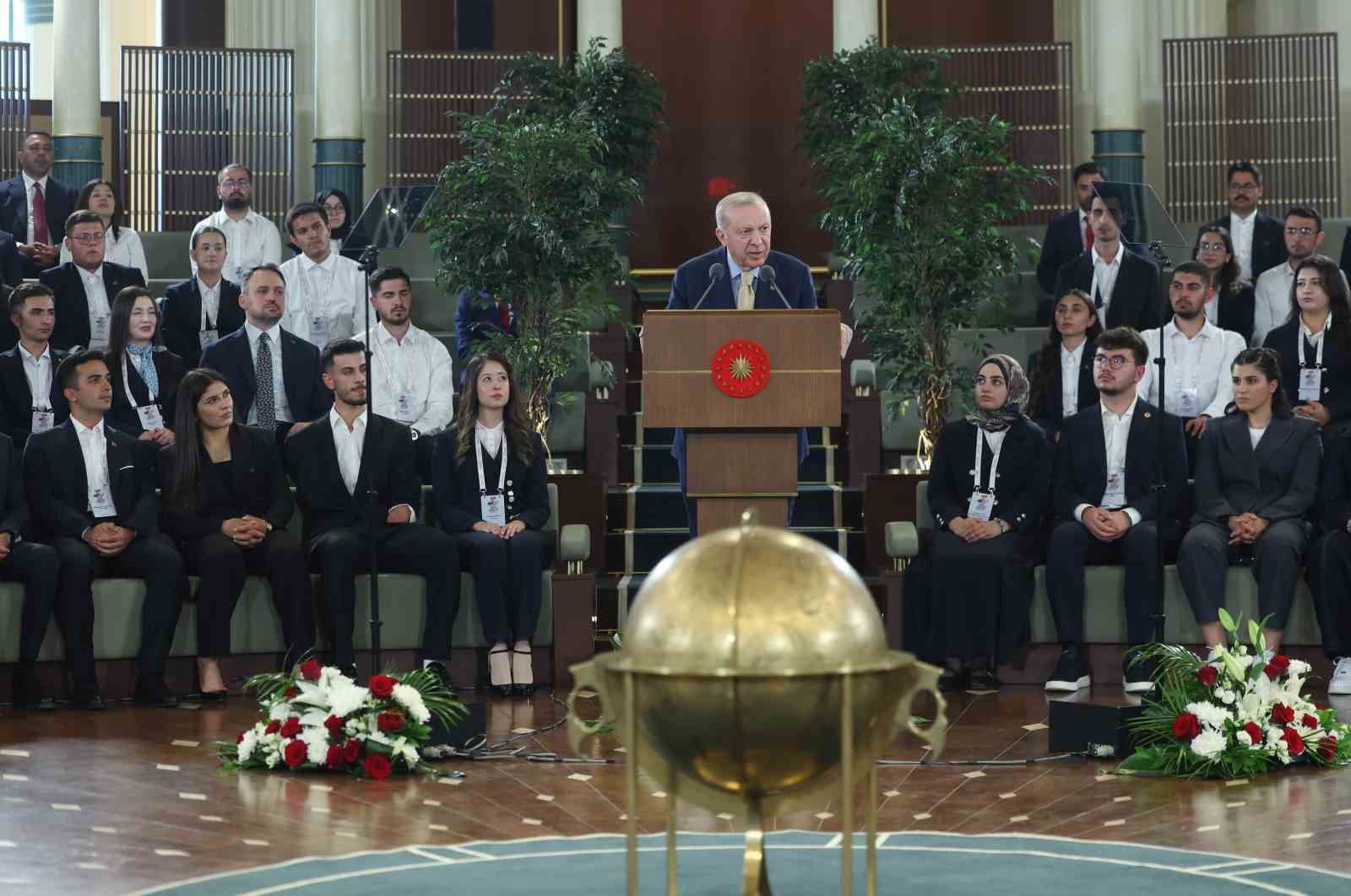 cumhurbaskani erdogan gencler ve milli sporcularla bir araya geldi 8 7Oazjz8S