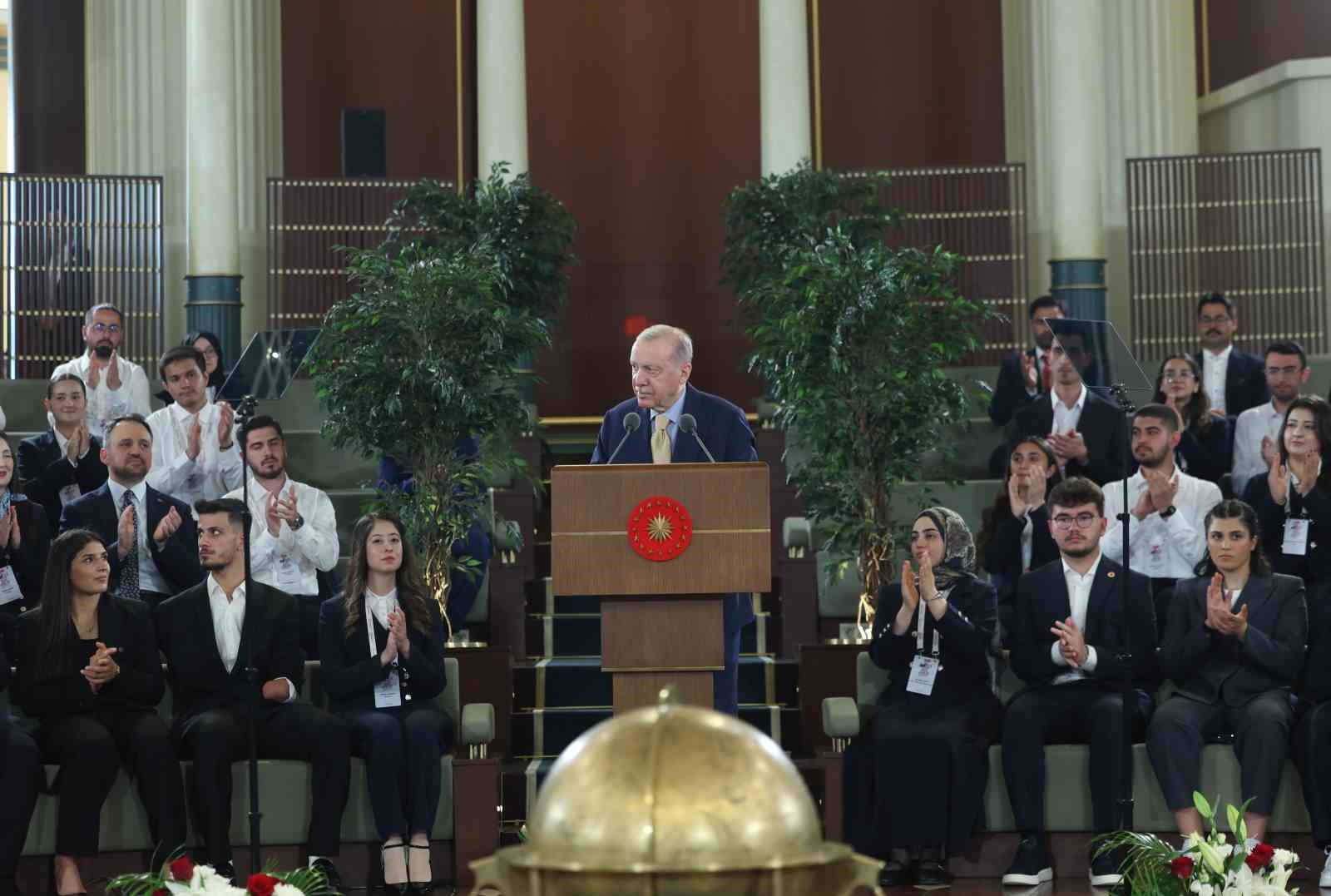 cumhurbaskani erdogan gencler ve milli sporcularla bir araya geldi 9 KL64BOQJ