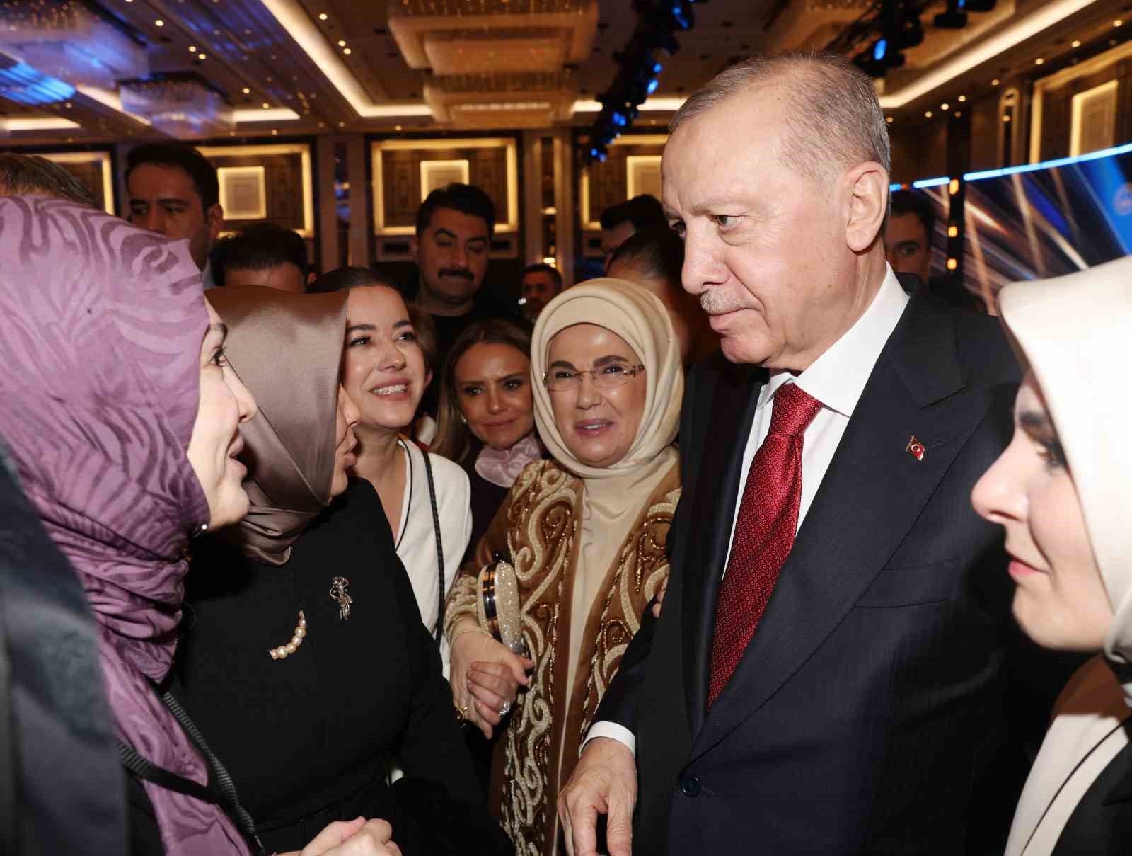 cumhurbaskani erdogan her kim kadina ve cocuga siddet uyguluyorsa zulmediyorsa insanliktan nasibini almamis demektir JybegLpb