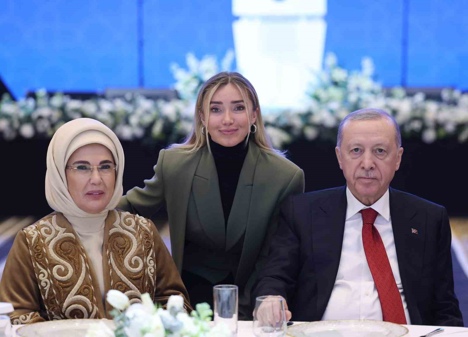 cumhurbaskani erdogan her kim kadina ve cocuga siddet uyguluyorsa zulmediyorsa insanliktan nasibini almamis demektir W7KMDZJE