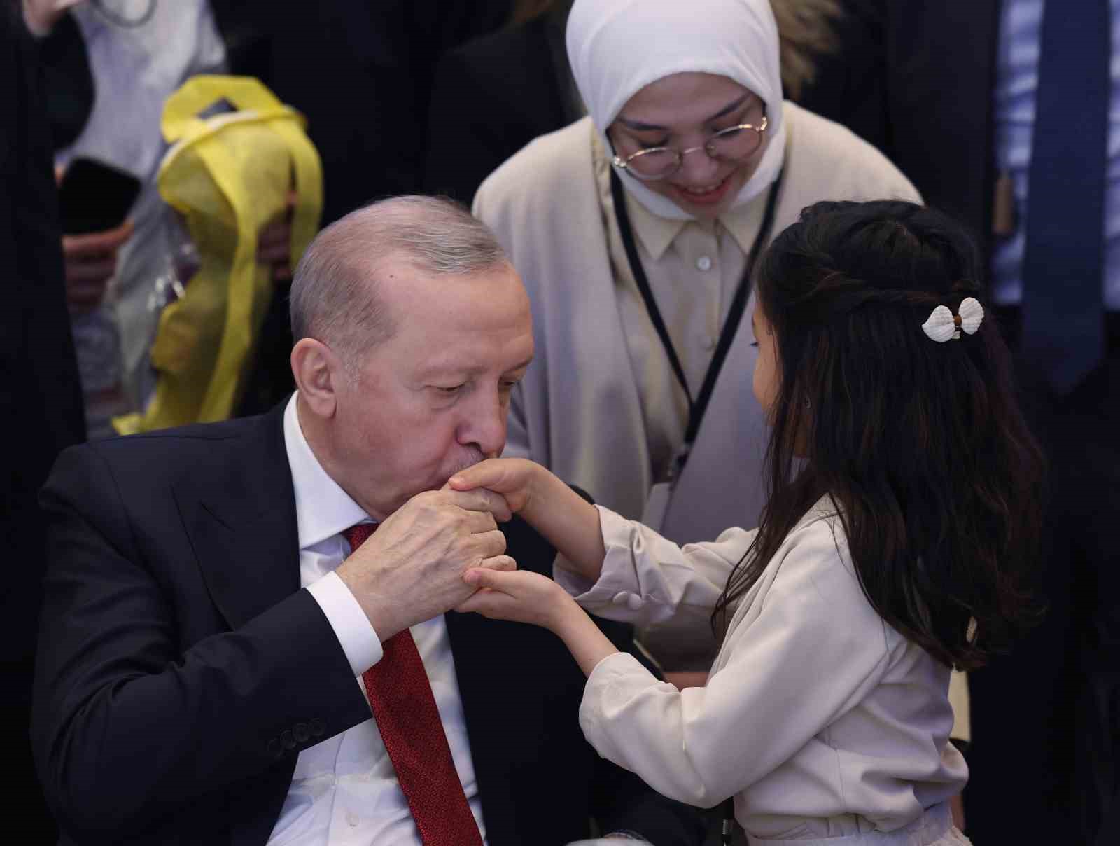 cumhurbaskani erdogan her kim kadina ve cocuga siddet uyguluyorsa zulmediyorsa insanliktan nasibini almamis demektir fW8QqnLt