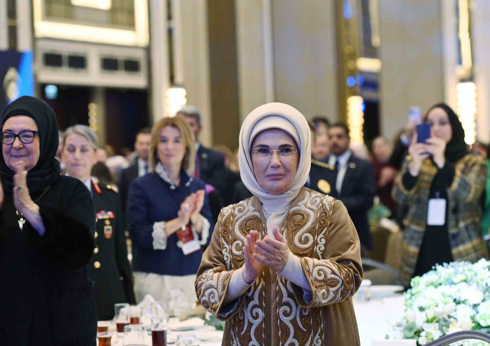 cumhurbaskani erdogan her kim kadina ve cocuga siddet uyguluyorsa zulmediyorsa insanliktan nasibini almamis demektir gwkzuv3N