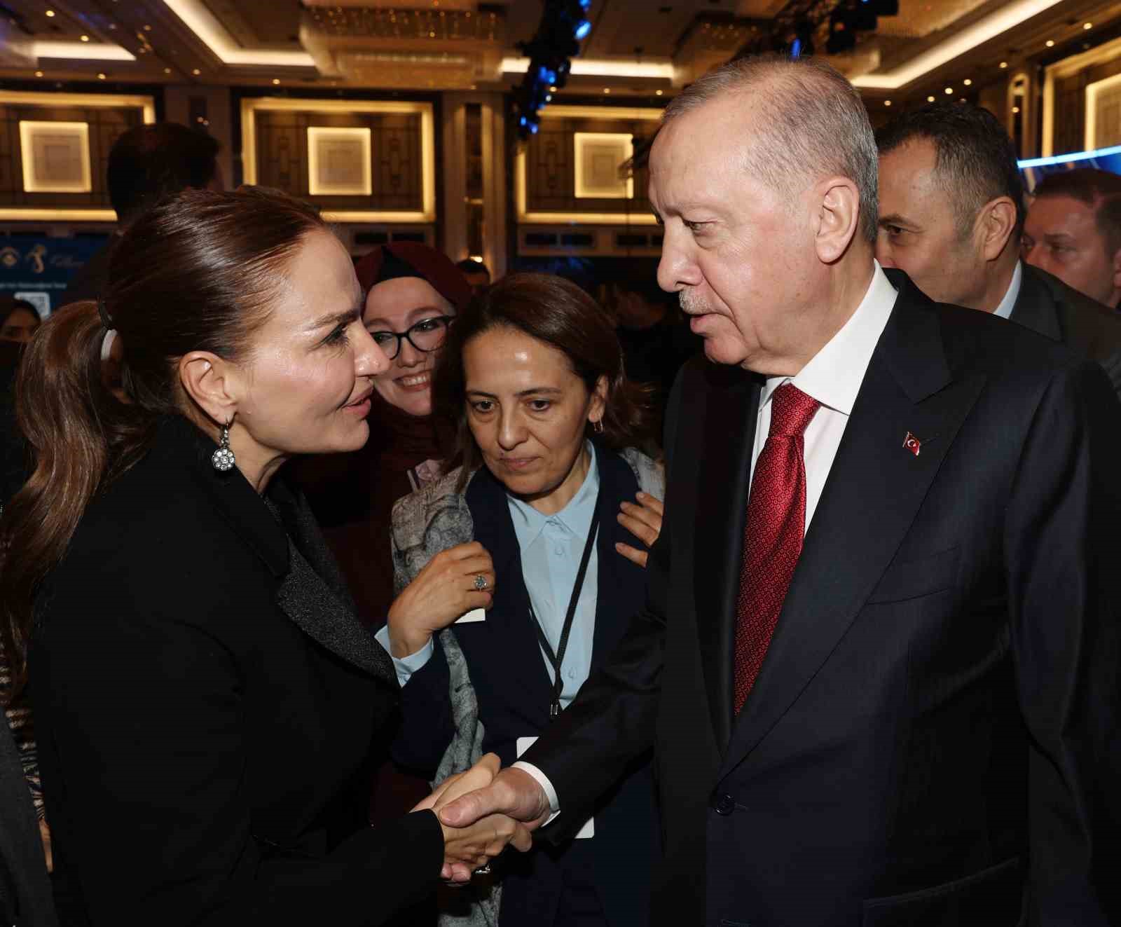 cumhurbaskani erdogan her kim kadina ve cocuga siddet uyguluyorsa zulmediyorsa insanliktan nasibini almamis demektir rRjWt1WX