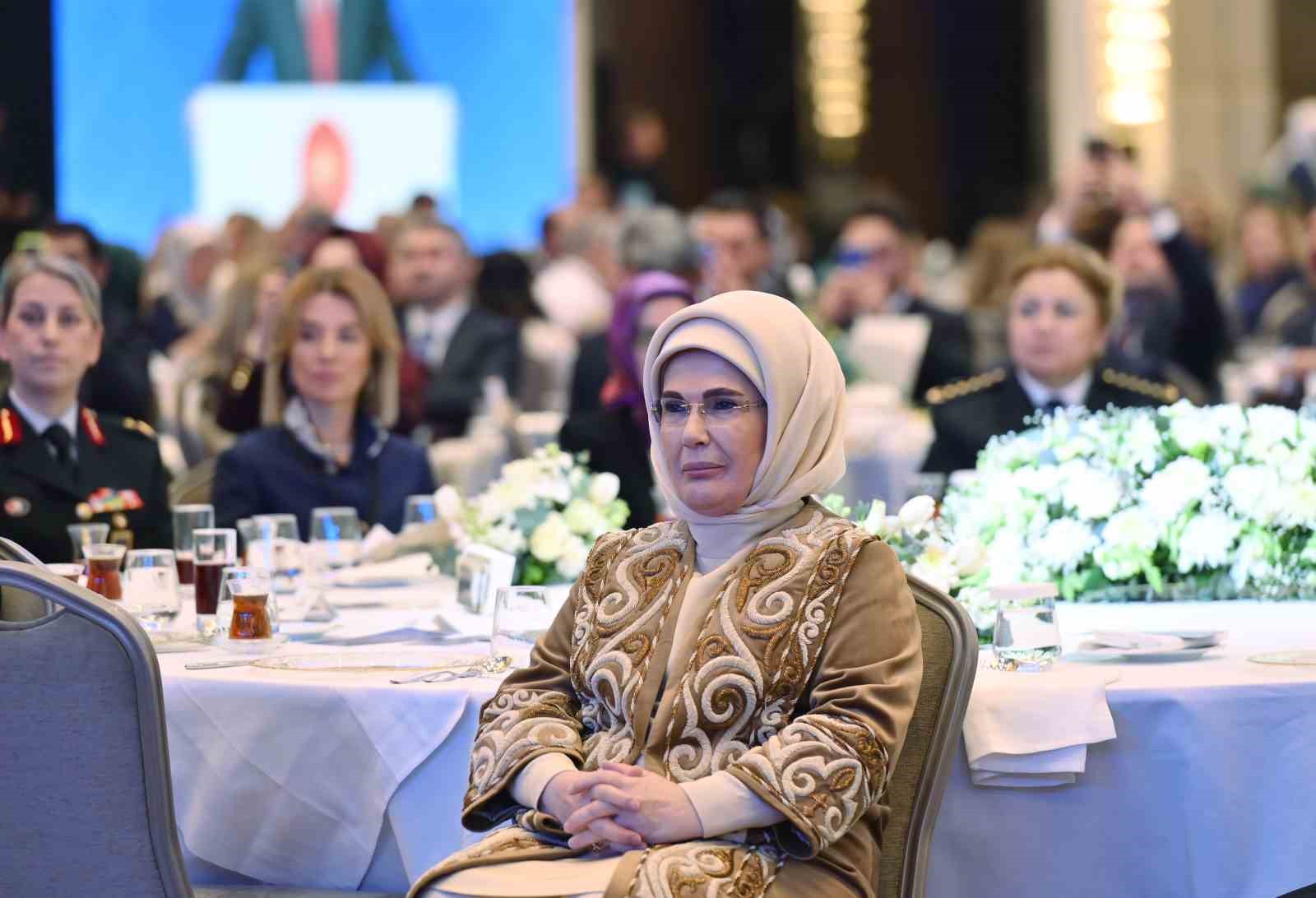 cumhurbaskani erdogan her kim kadina ve cocuga siddet uyguluyorsa zulmediyorsa insanliktan nasibini almamis demektir sC2fa9YP