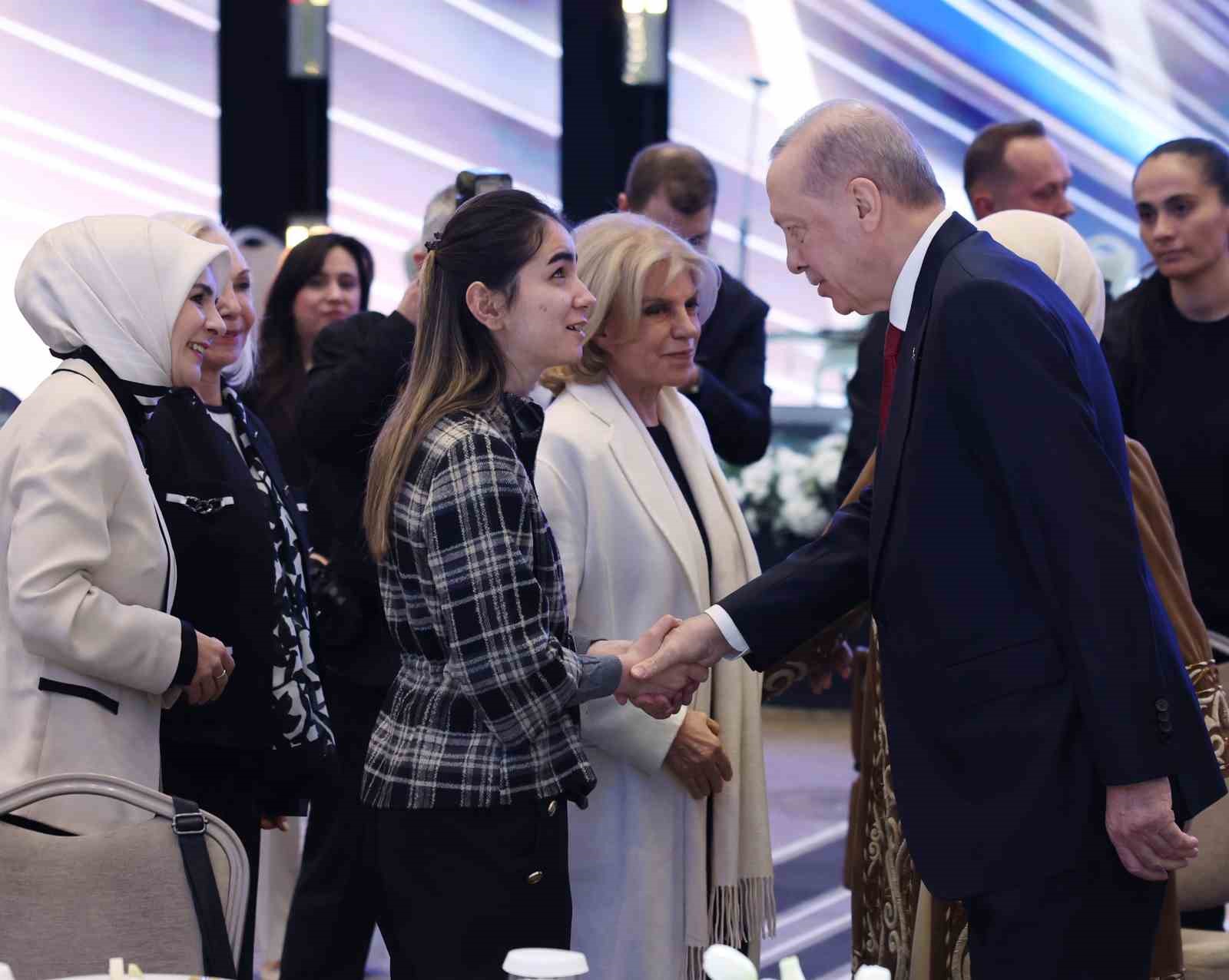 cumhurbaskani erdogan her kim kadina ve cocuga siddet uyguluyorsa zulmediyorsa insanliktan nasibini almamis demektir tfLitpPH