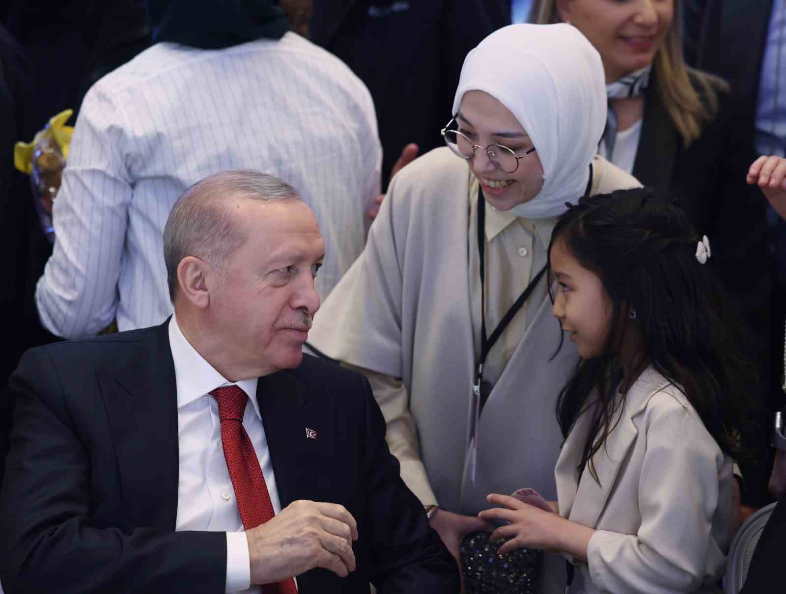 cumhurbaskani erdogan her kim kadina ve cocuga siddet uyguluyorsa zulmediyorsa insanliktan nasibini almamis demektir wwJf1SPm