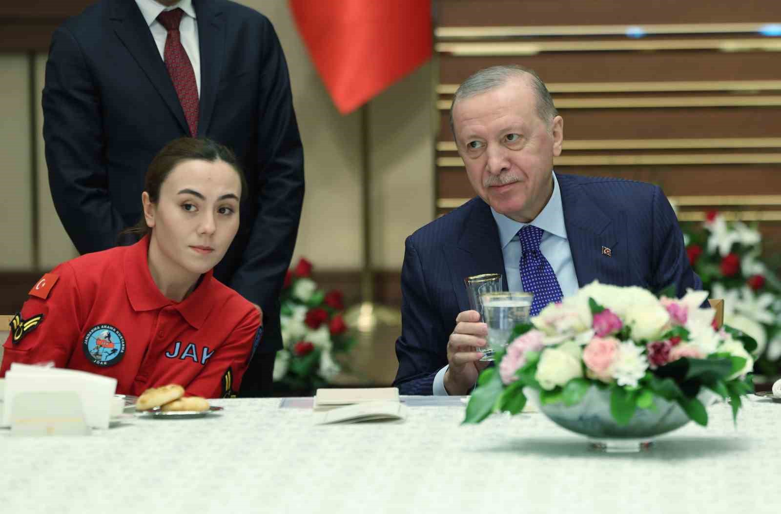cumhurbaskani erdogan her oyunu bozacak her komployu bosa cikaracak hazirligimiz var 13 HLlmnESb