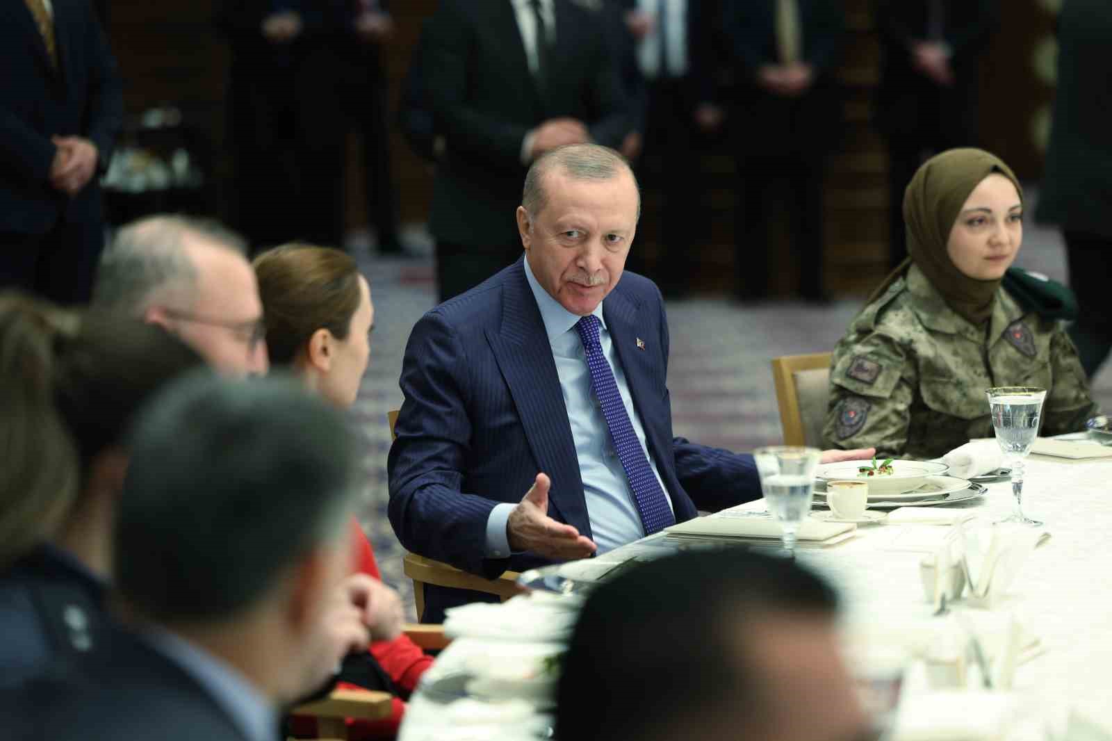 cumhurbaskani erdogan her oyunu bozacak her komployu bosa cikaracak hazirligimiz var 17 UrluQtc5