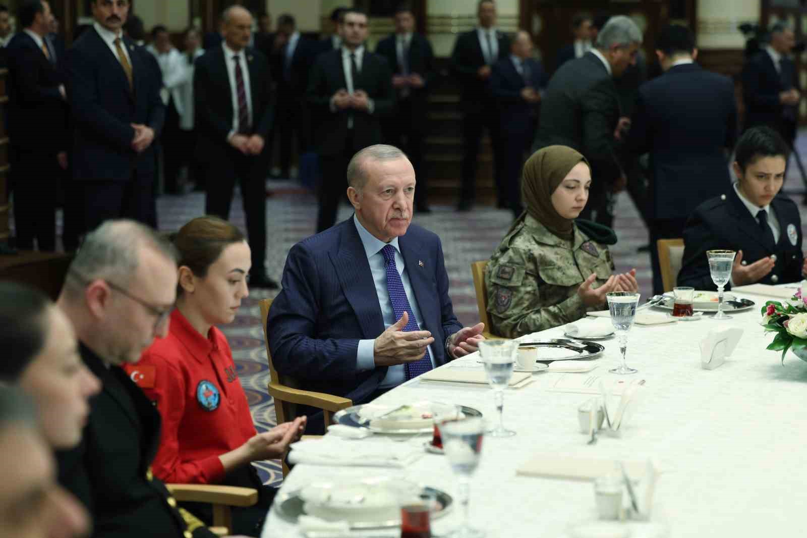 cumhurbaskani erdogan her oyunu bozacak her komployu bosa cikaracak hazirligimiz var 18 9EunKgep