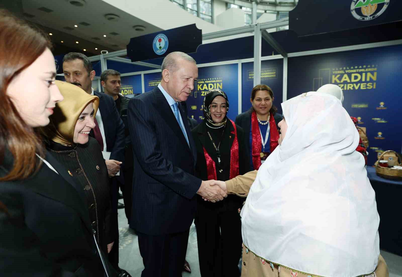 cumhurbaskani erdogan hicbir ayrim yapmadan sehrine hizmet edenin yaninda sehrini yagmalayanin karsisinda olacagiz 13