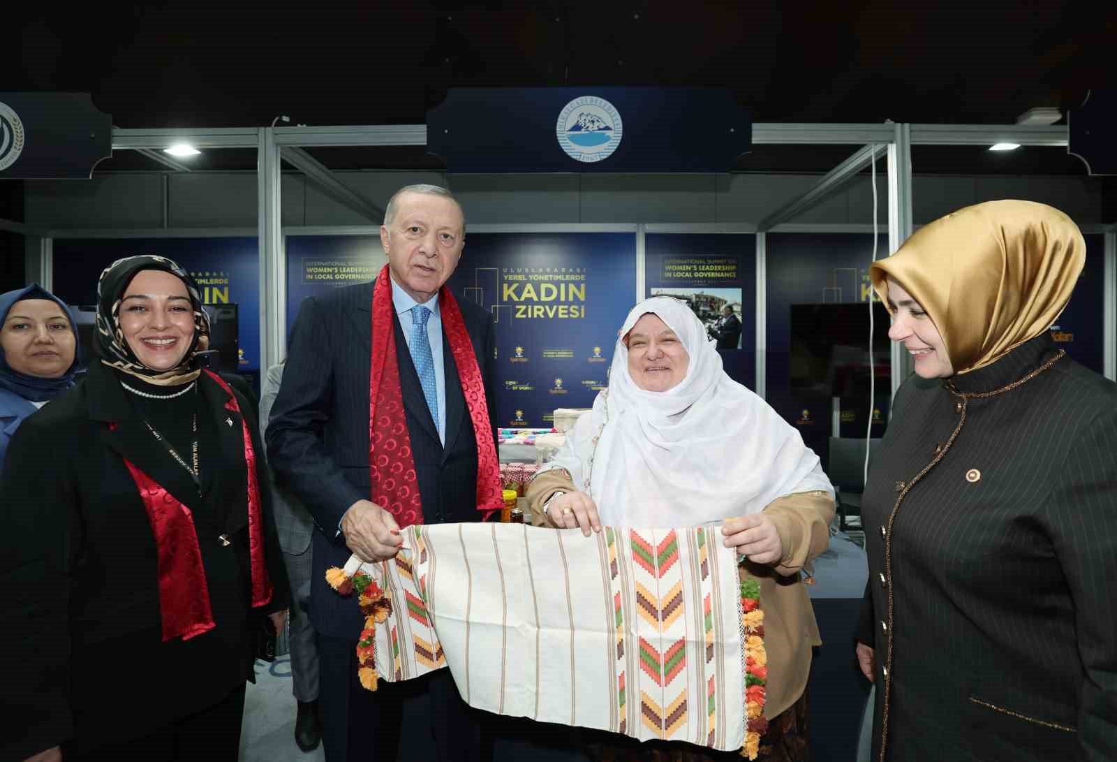 cumhurbaskani erdogan hicbir ayrim yapmadan sehrine hizmet edenin yaninda sehrini yagmalayanin karsisinda olacagiz 16