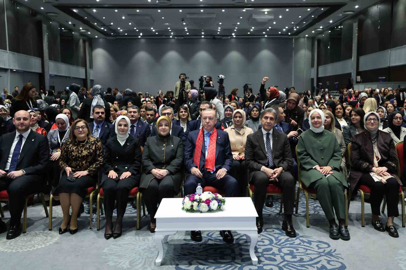 cumhurbaskani erdogan hicbir ayrim yapmadan sehrine hizmet edenin yaninda sehrini yagmalayanin karsisinda olacagiz 18 w3PsbkmF