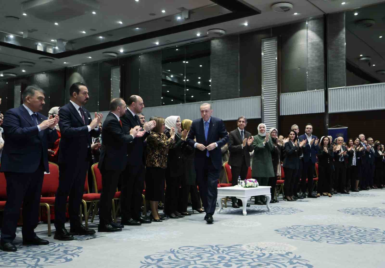 cumhurbaskani erdogan hicbir ayrim yapmadan sehrine hizmet edenin yaninda sehrini yagmalayanin karsisinda olacagiz 19 dVcHSU1X