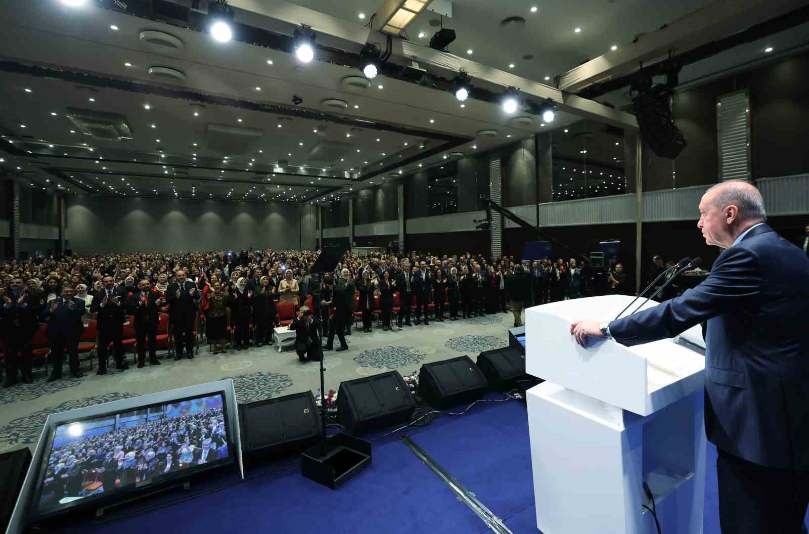 cumhurbaskani erdogan hicbir ayrim yapmadan sehrine hizmet edenin yaninda sehrini yagmalayanin karsisinda olacagiz 20