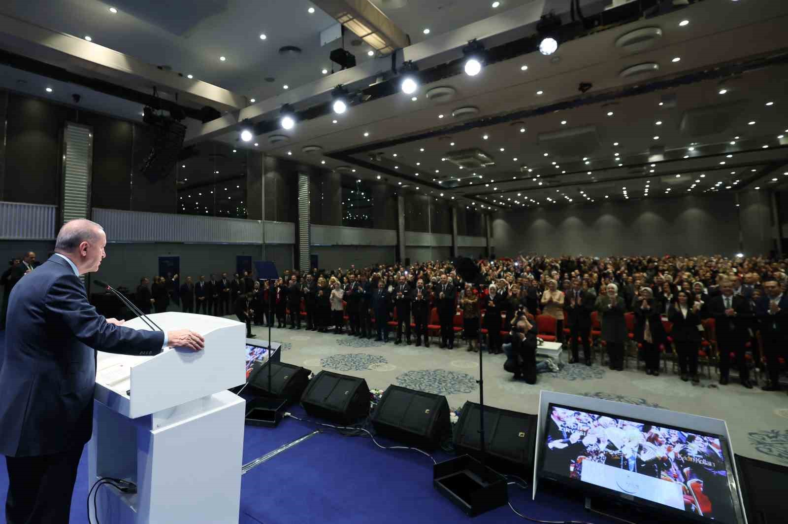 cumhurbaskani erdogan hicbir ayrim yapmadan sehrine hizmet edenin yaninda sehrini yagmalayanin karsisinda olacagiz 22